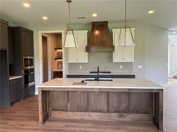 1820 SW Arbormist DR, Lee's Summit, MO 64082