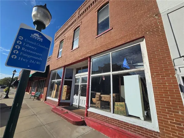511 E 4th ST #E, Tonganoxie, KS 66086