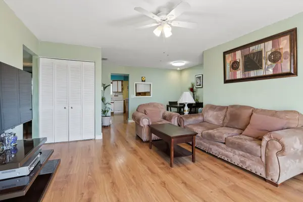 612 Cobblestone CIR #E, Glenview, IL 60025