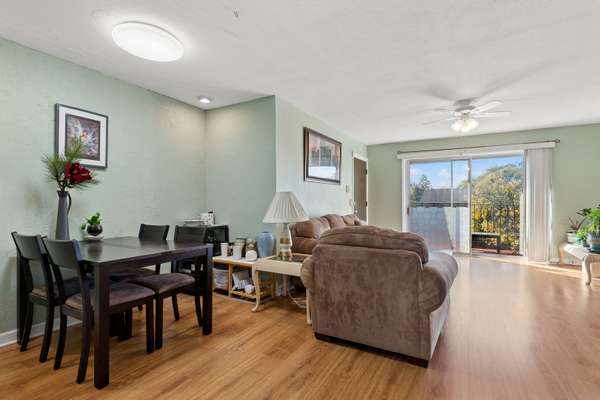 612 Cobblestone CIR #E, Glenview, IL 60025