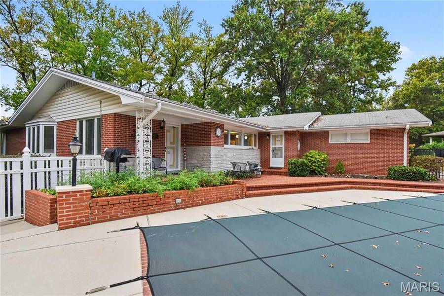 301 Graeser RD N, Creve Coeur, MO 63141