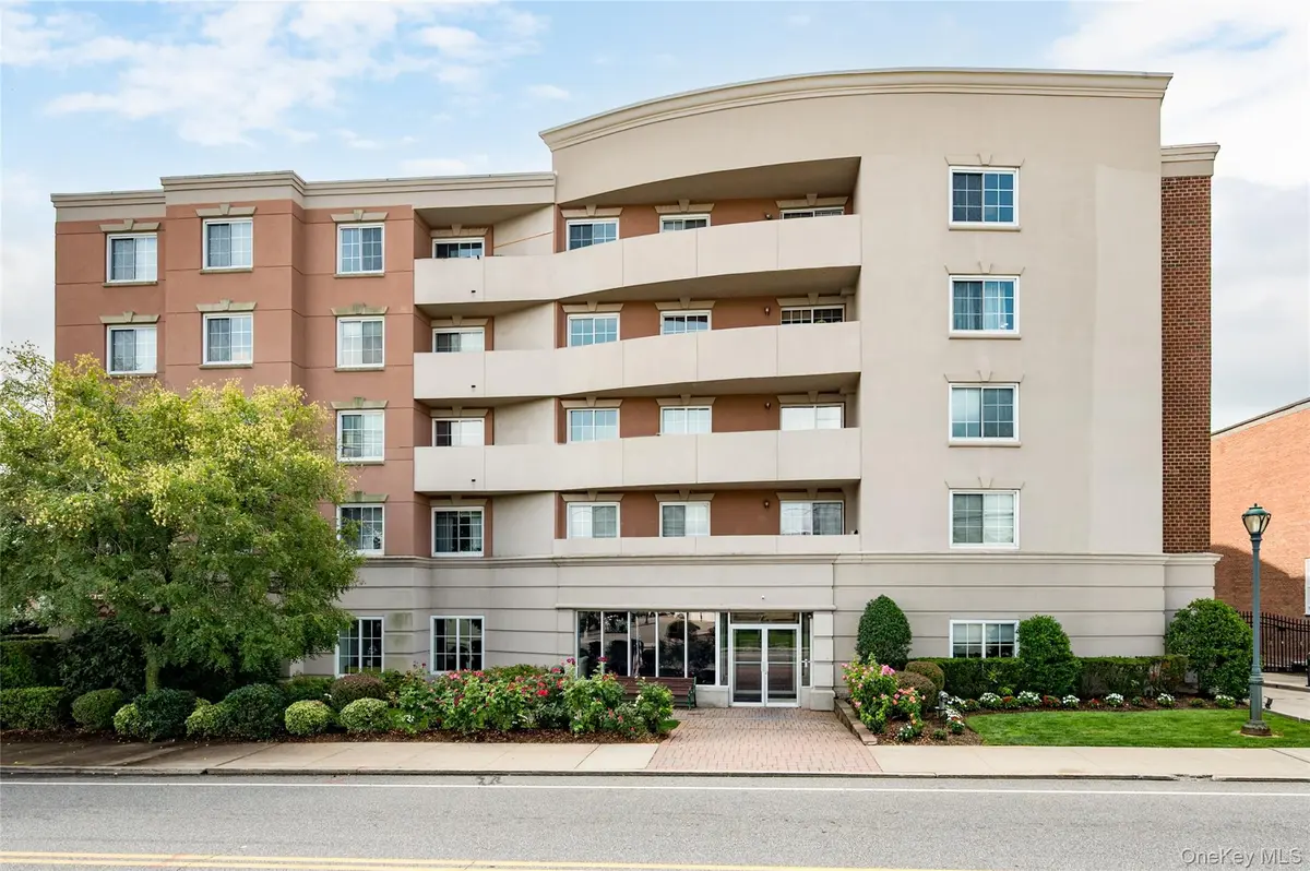 242 Maple AVE #502, Westbury, NY 11590