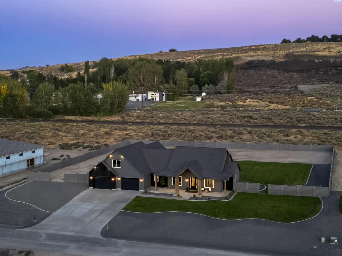 14221 S Abigail Place, Kennewick, WA 99338