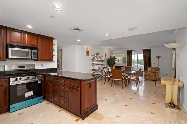 242 Maple AVE #502, Westbury, NY 11590