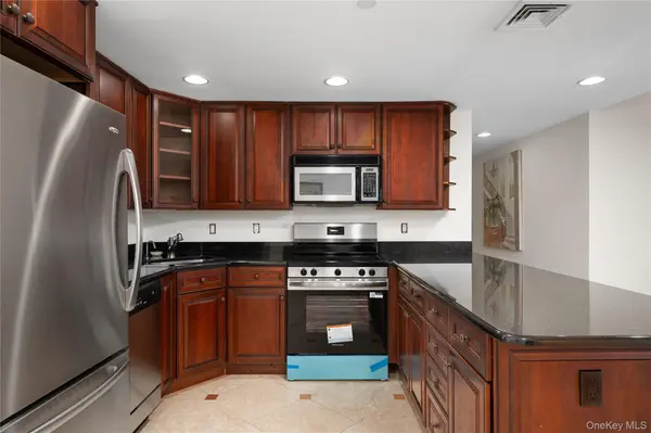 242 Maple AVE #502, Westbury, NY 11590