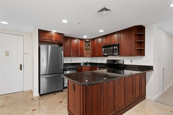 242 Maple AVE #502, Westbury, NY 11590