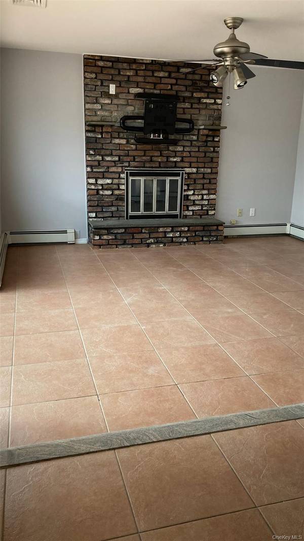 Address not disclosed, Sayville, NY 11782