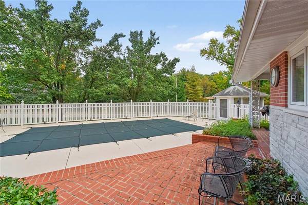 301 Graeser RD N, Creve Coeur, MO 63141