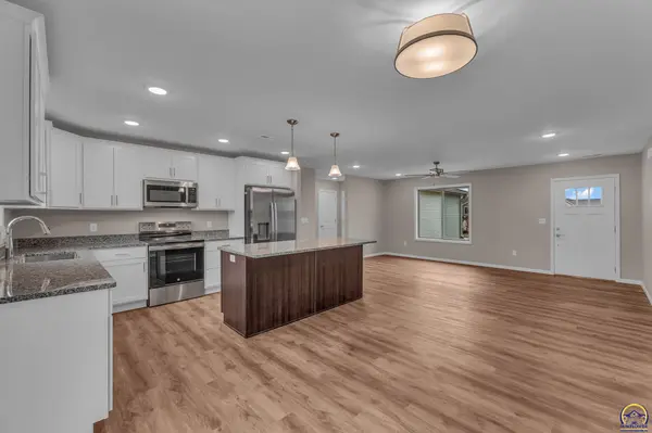 702 Teresa Ct, Carbondale, KS 66414