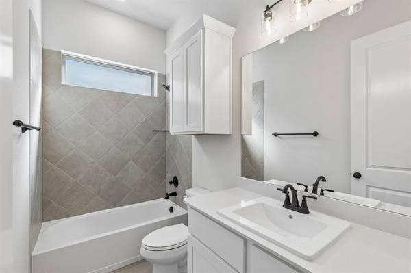 1004 Pearl Crescent Place, Crowley, TX 76036