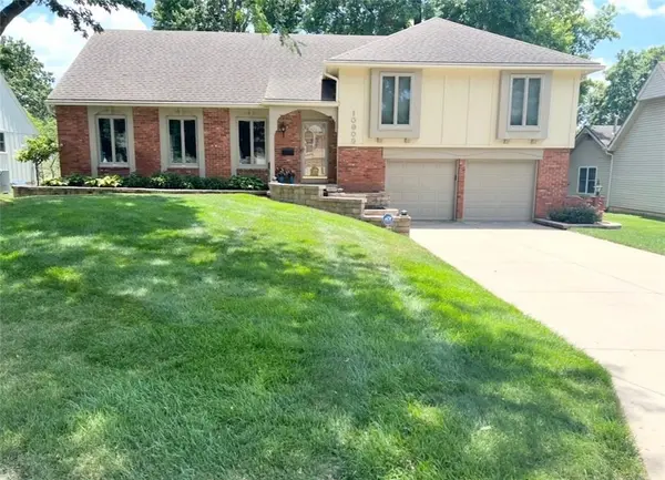 10909 W 102nd ST, Overland Park, KS 66214