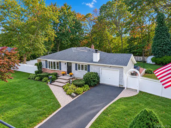 7 Abby DR, East Northport, NY 11731