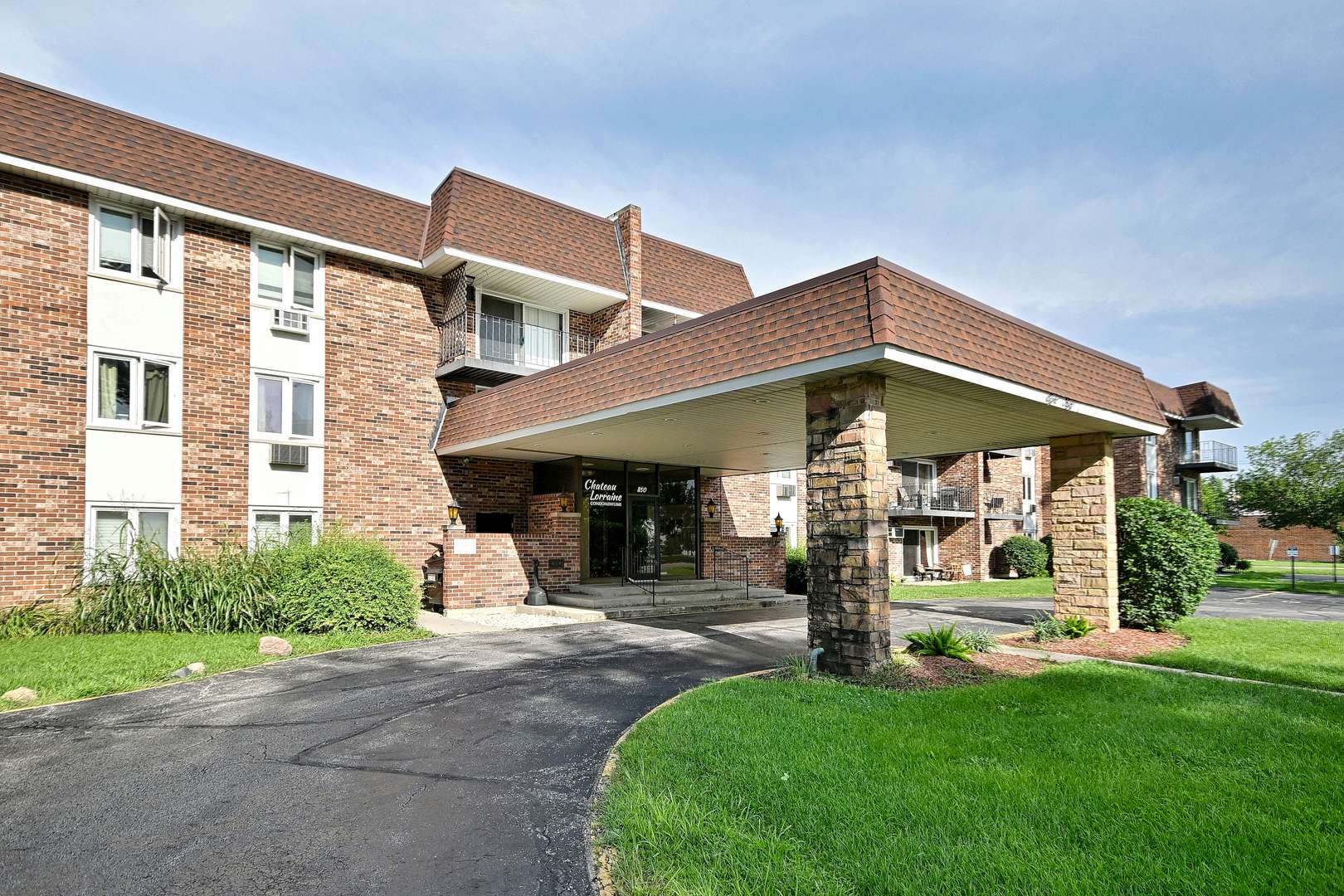 850 S Lorraine RD S #3E, Wheaton, IL 60189