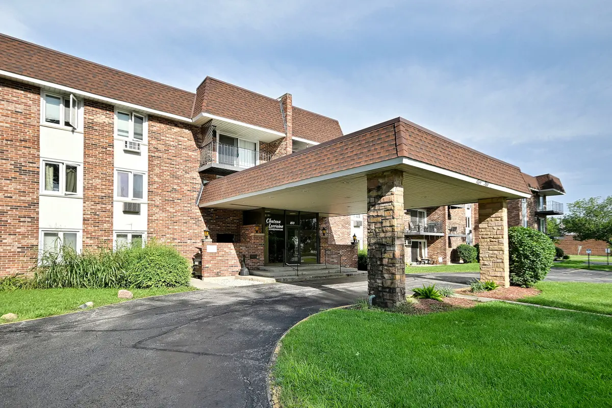 850 S Lorraine RD S #3E, Wheaton, IL 60189