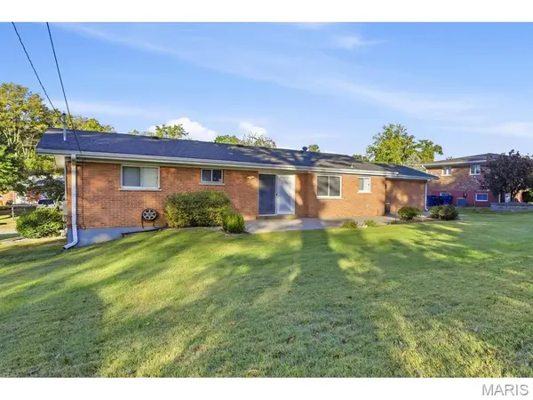 9480 Rosebay DR, Crestwood, MO 63126