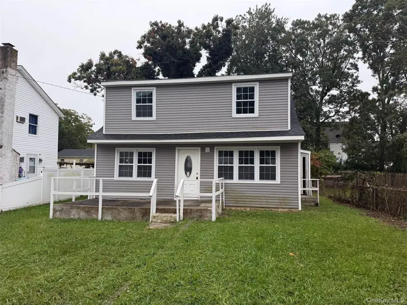 8 Robinson DR, Shirley, NY 11967