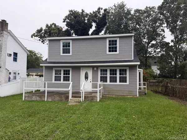 8 Robinson DR, Shirley, NY 11967