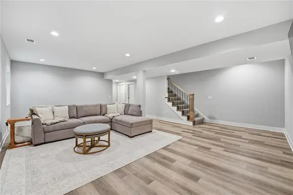 15264 W 171st TER, Olathe, KS 66062