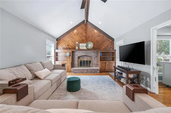 800 SW Savannah DR, Lee's Summit, MO 64081