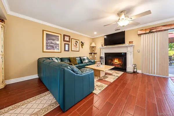 527 Race PL, Oakdale, NY 11769