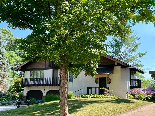 20 Fareway DR, Northfield, MN 55057