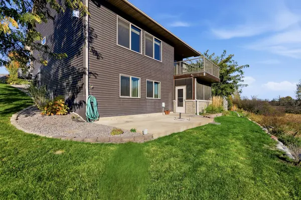 8917 Parkview CIR, Chisago City, MN 55013