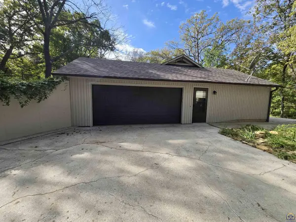 9495 Deer Trail Rd, Hoyt, KS 66440
