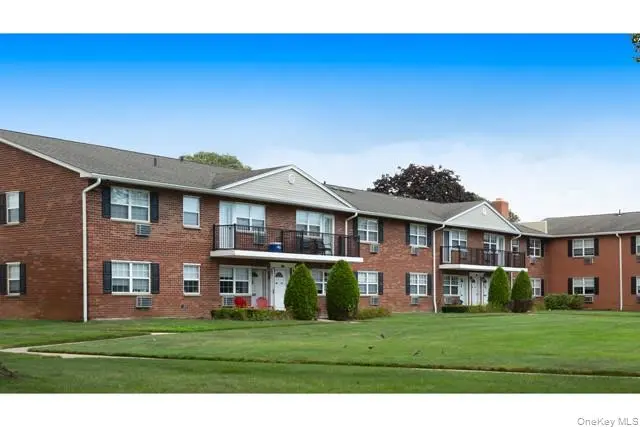 81 Old Oak LN #81C, Levittown, NY 11756
