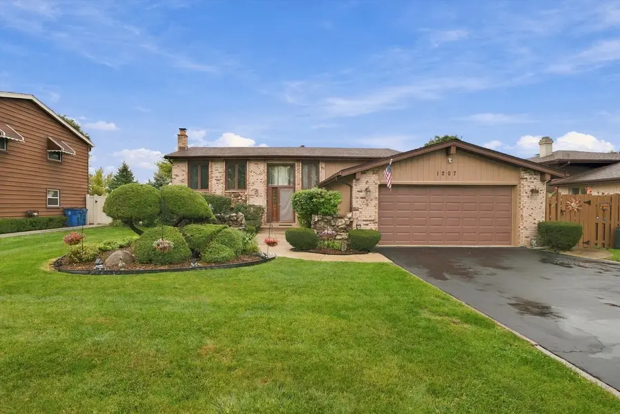1207 N Fischer DR, Addison, IL 60101