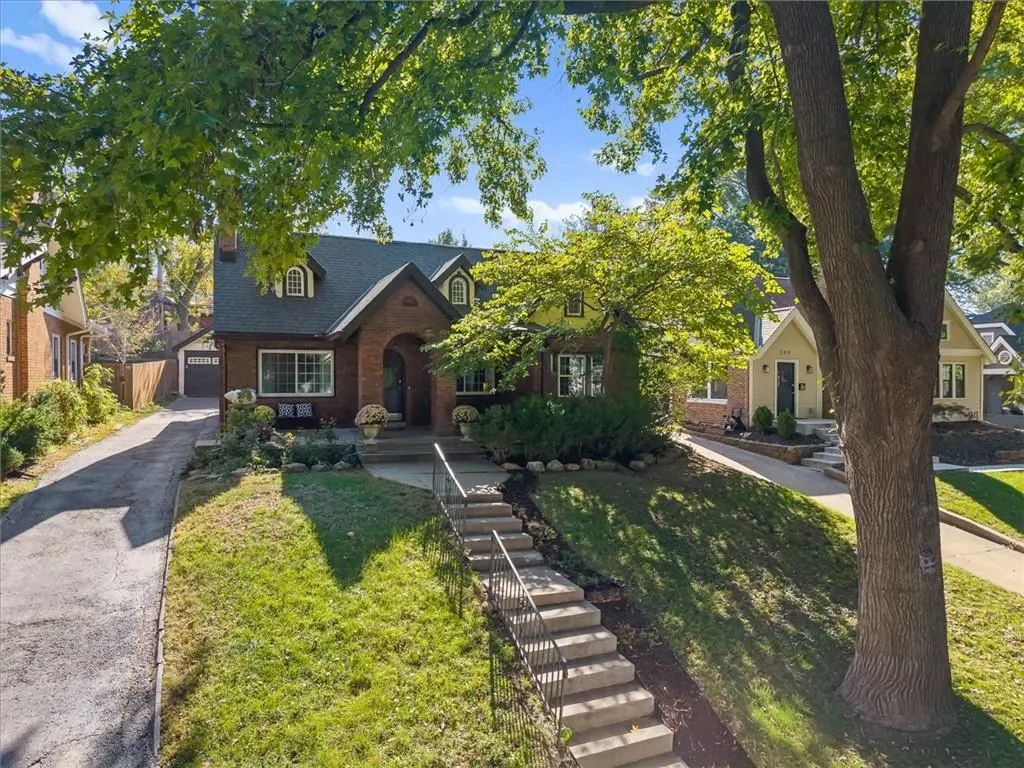 211 E 66TH ST, Kansas City, MO 64113