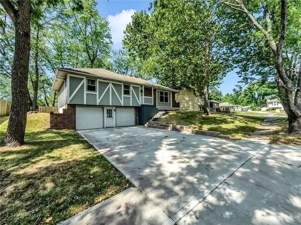 1300 NE Browning LN, Lee's Summit, MO 64086