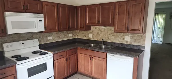 7725 Woodward AVE #2N, Woodridge, IL 60517