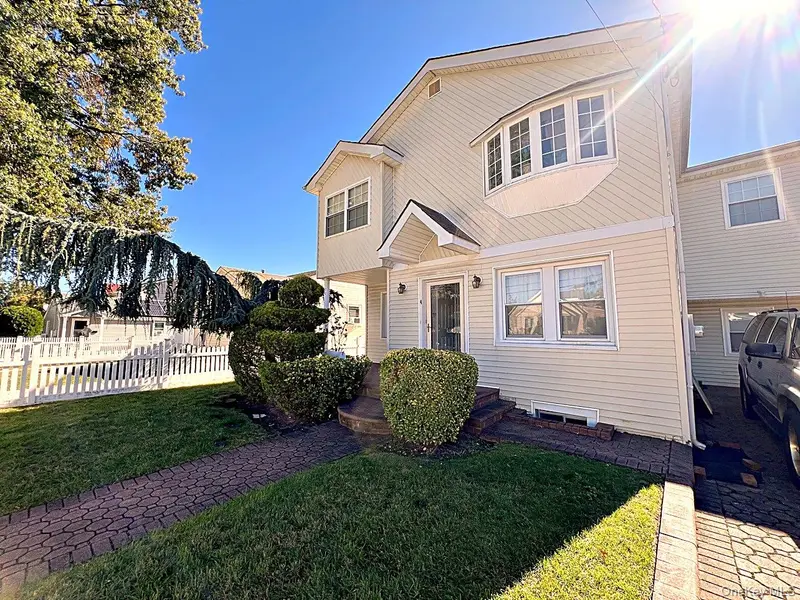 4 Brooks AVE, Roosevelt, NY 11575