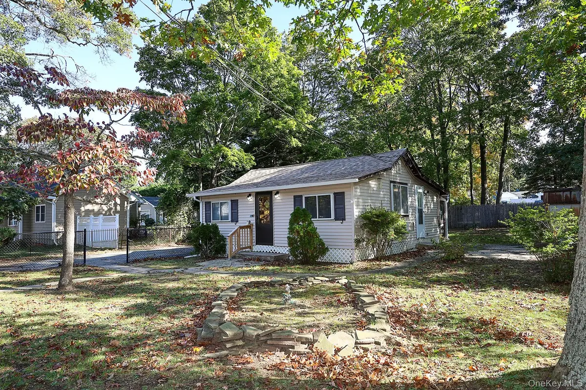 7 Hawthorne Ave, Nesconset, NY 11767