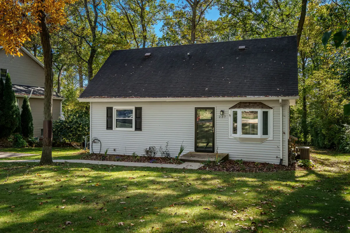 237 Rochester RD NE, Poplar Grove, IL 61065