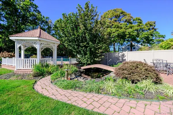 1924 Louis Kossuth AVE, Ronkonkoma, NY 11779