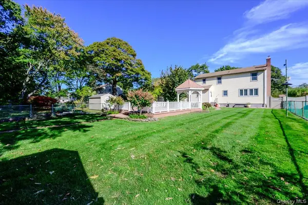 1924 Louis Kossuth AVE, Ronkonkoma, NY 11779