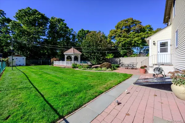 1924 Louis Kossuth AVE, Ronkonkoma, NY 11779