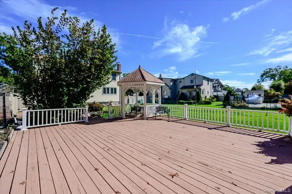 1924 Louis Kossuth AVE, Ronkonkoma, NY 11779