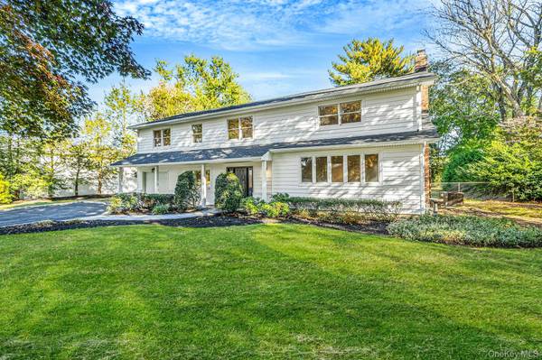 36 Delmar LN, Commack, NY 11725