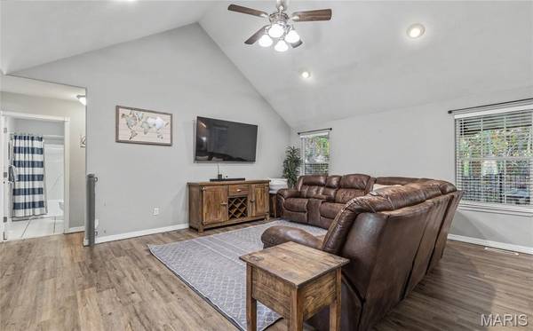 21165 Hideaway LN, St Robert, MO 65584