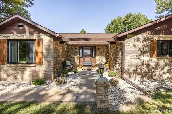 2001 Tiffany DR, Belleville, IL 62223