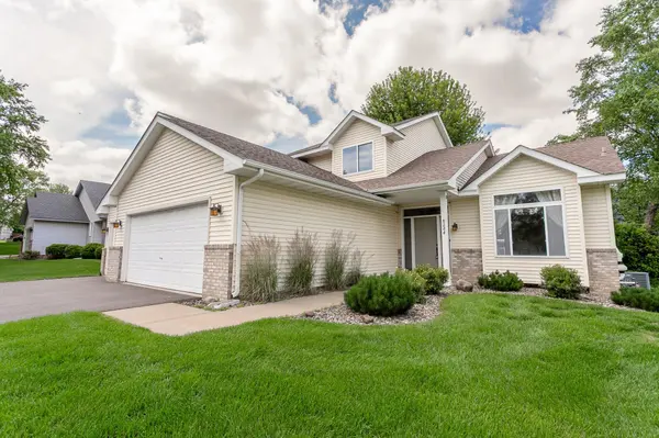8284 Ashford RD, Woodbury, MN 55125