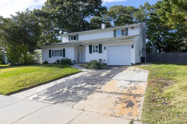 27 Monterey LN, Centereach, NY 11720