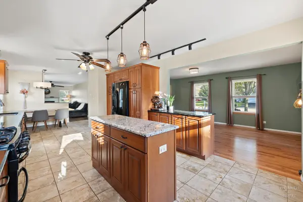 695 Fox Run LN, Algonquin, IL 60102