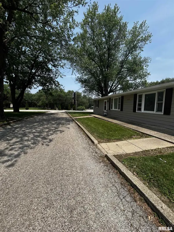 5806 W FARMINGTON RD #B, Peoria, IL 61604
