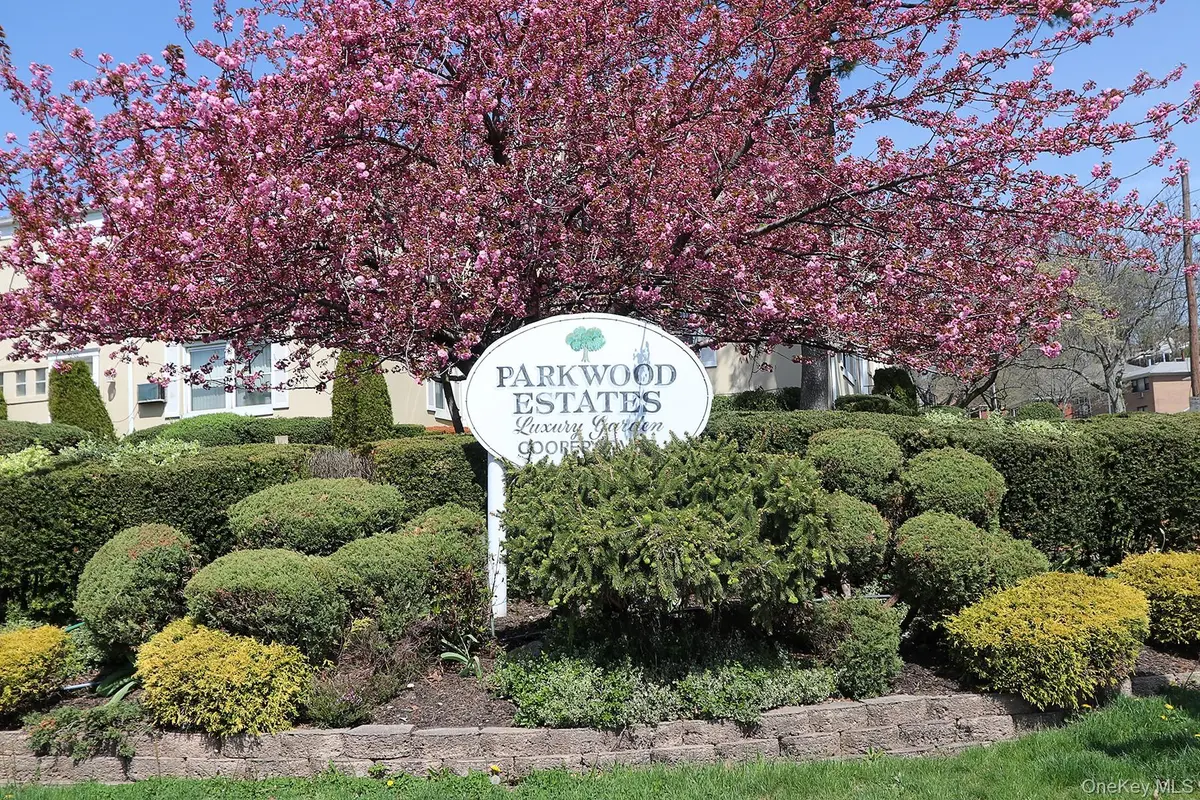 251-37 71st RD #52A, Glen Oaks, NY 11426