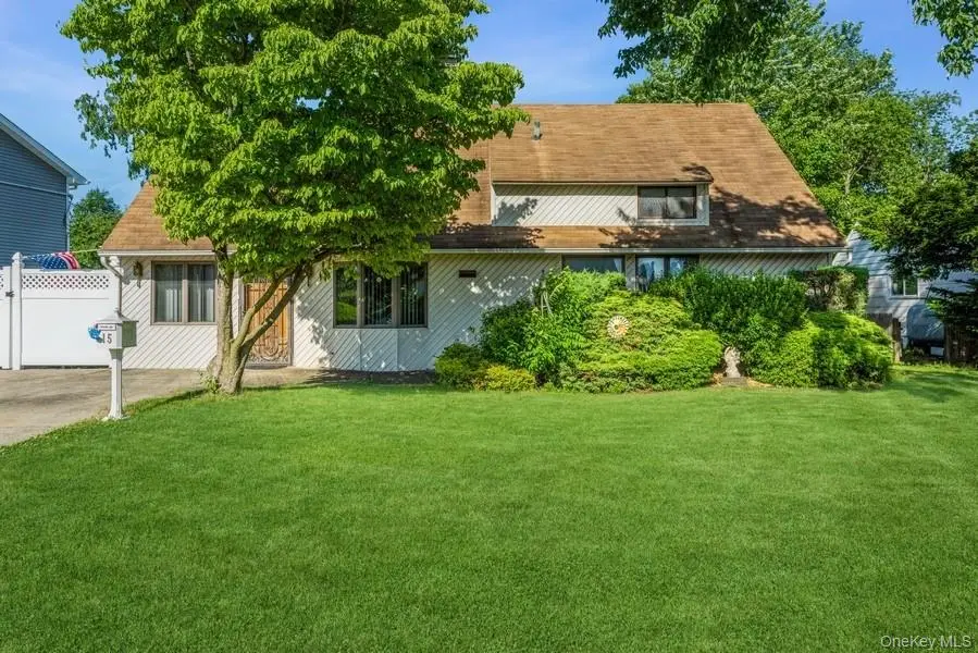 15 Bunker LN, Hicksville, NY 11801