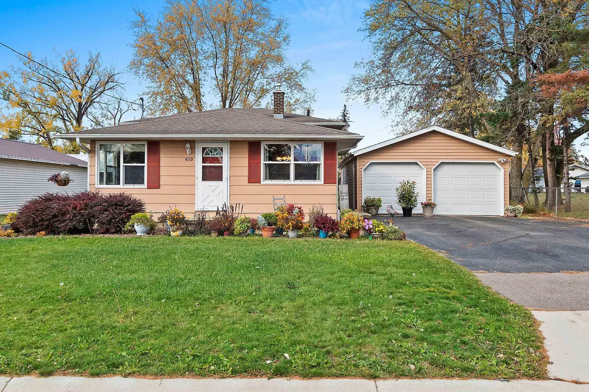 610 2ND ST, Pulaski, WI 54162-9220