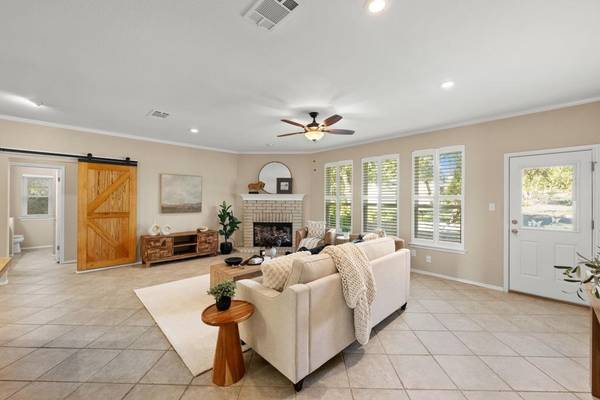 409 Shadywood LN, Dripping Springs, TX 78620